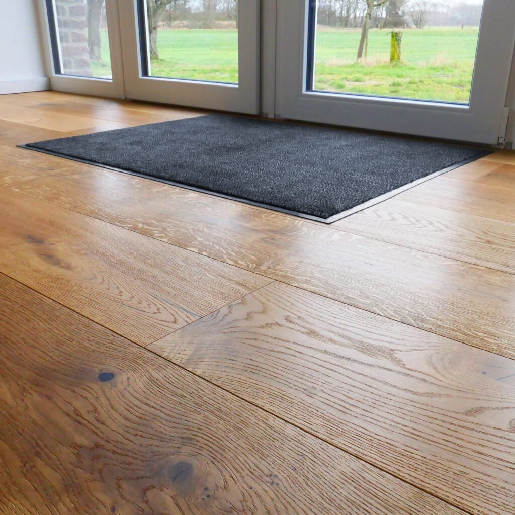 Tapis et paillasson à l'entrée protégeant le parquet de la saleté et de l'humidité