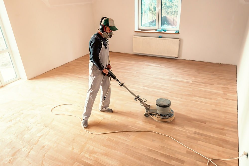 Ponçage professionnel d’un parquet pour rénovation et remise à neuf
