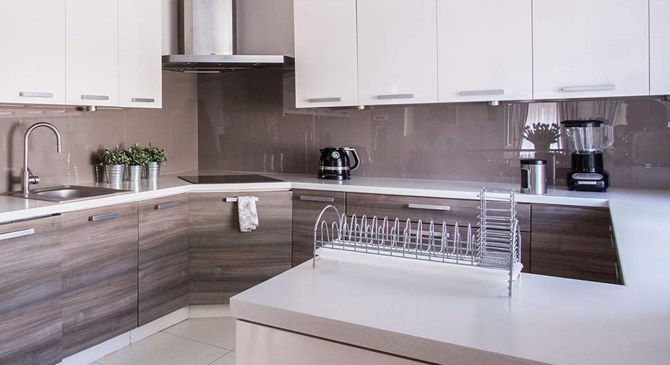 Grande cuisine ouverte avec agencement en G et espace de rangement optimisé