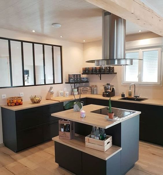 Cuisine moderne avec agencement en L, optimisant l’espace de travail