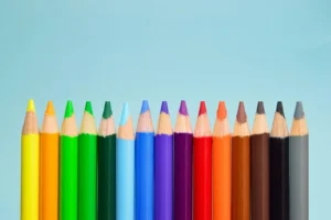 Photo de crayons de couleurs alignés et créant une échelle de couleurs progressive