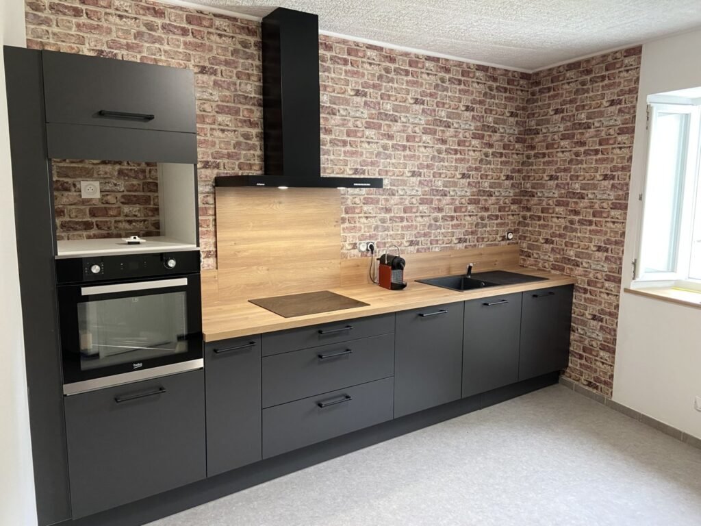 Cuisine compacte en ligne, idéale pour les petits espaces