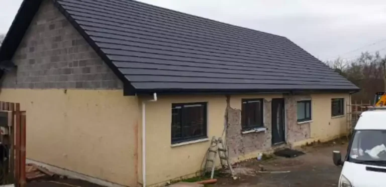 Photo de la maison de notre client avant les travaux d'isolation thermique par l'extérieur (ITE)