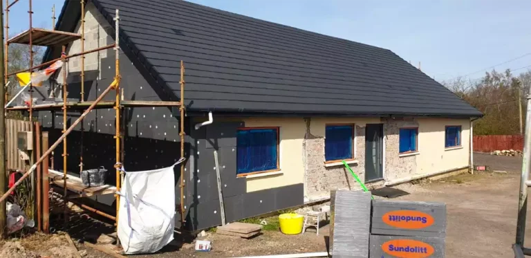 Photo de la maison de notre client pendant les travaux d'isolation thermique par l'extérieur (ITE)