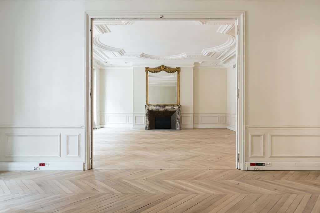 rénovation intérieur bâtiment ancien Paris moulures parquet