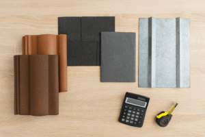 différents matériaux de rénovation de toiture posés sur une table