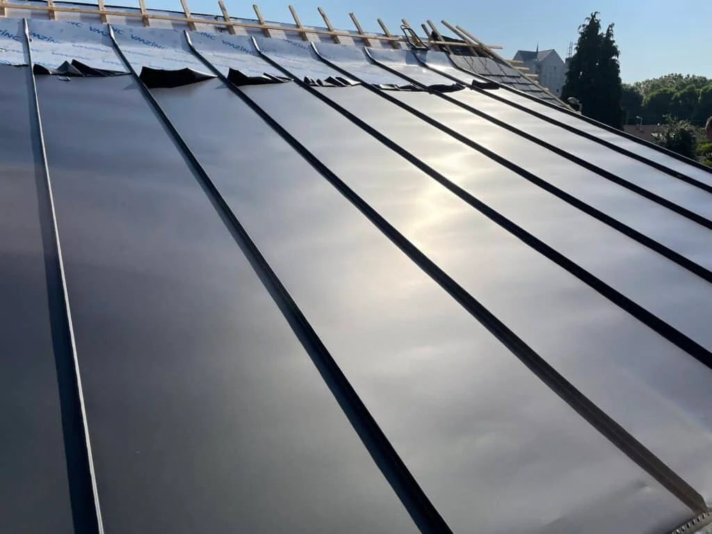 Toiture moderne en zinc pour maison contemporaine