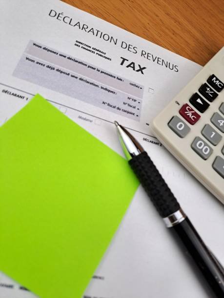 Bailleur calculant sa réduction d’impôt grâce aux travaux de rénovation énergétique