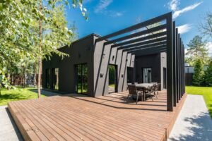 Installation d'une pergola bioclimatique sur une terrasse moderne