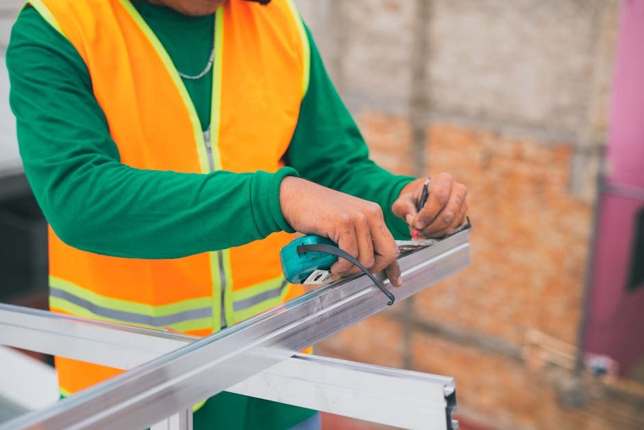 Technicien installant une pergola bioclimatique