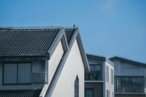 Isolation toiture performante sur une maison moderne