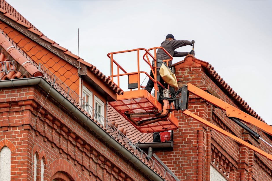 Expert en rénovation globale vérifiant les isolants