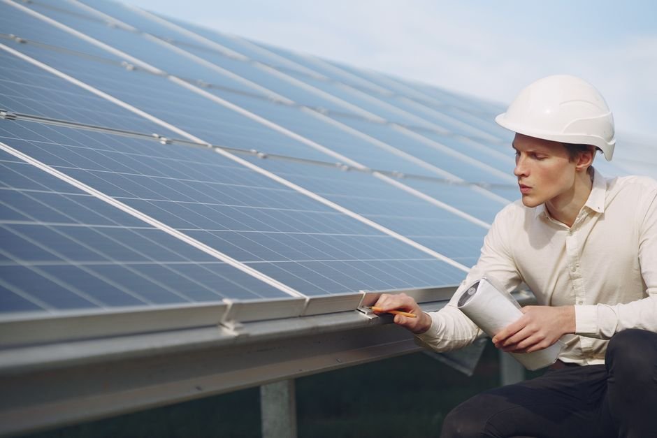 Technicien réalisant des travaux d'isolation