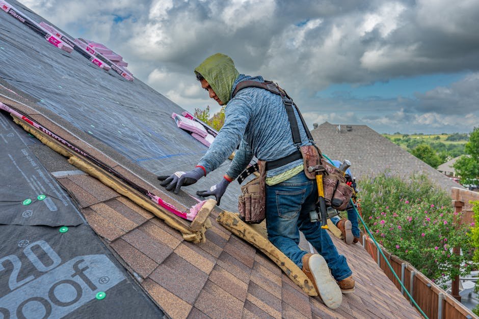 Technicien réalisant une étanchéité toiture terrasse