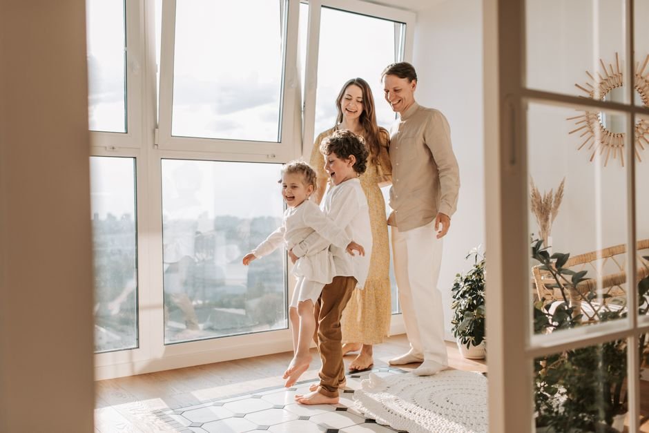 Famille profitant d'un logement confortable avec chauffage électrique