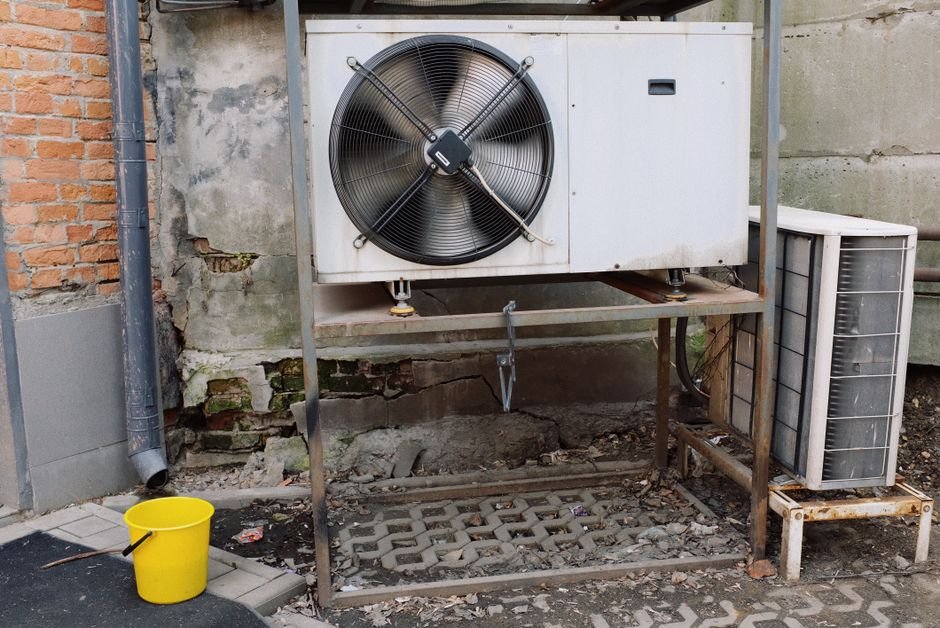 Technicien installant un système de ventilation mécanique