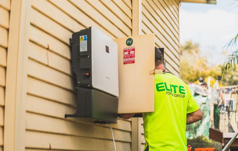 Technicien installant un volet roulant solaire