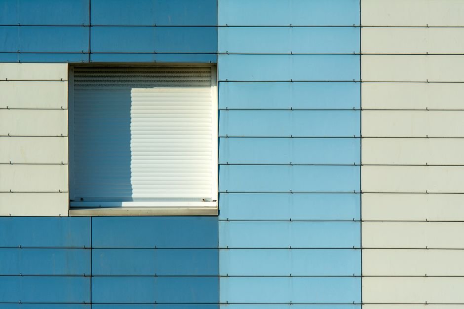 Détail du panneau photovoltaïque sur un volet roulant solaire