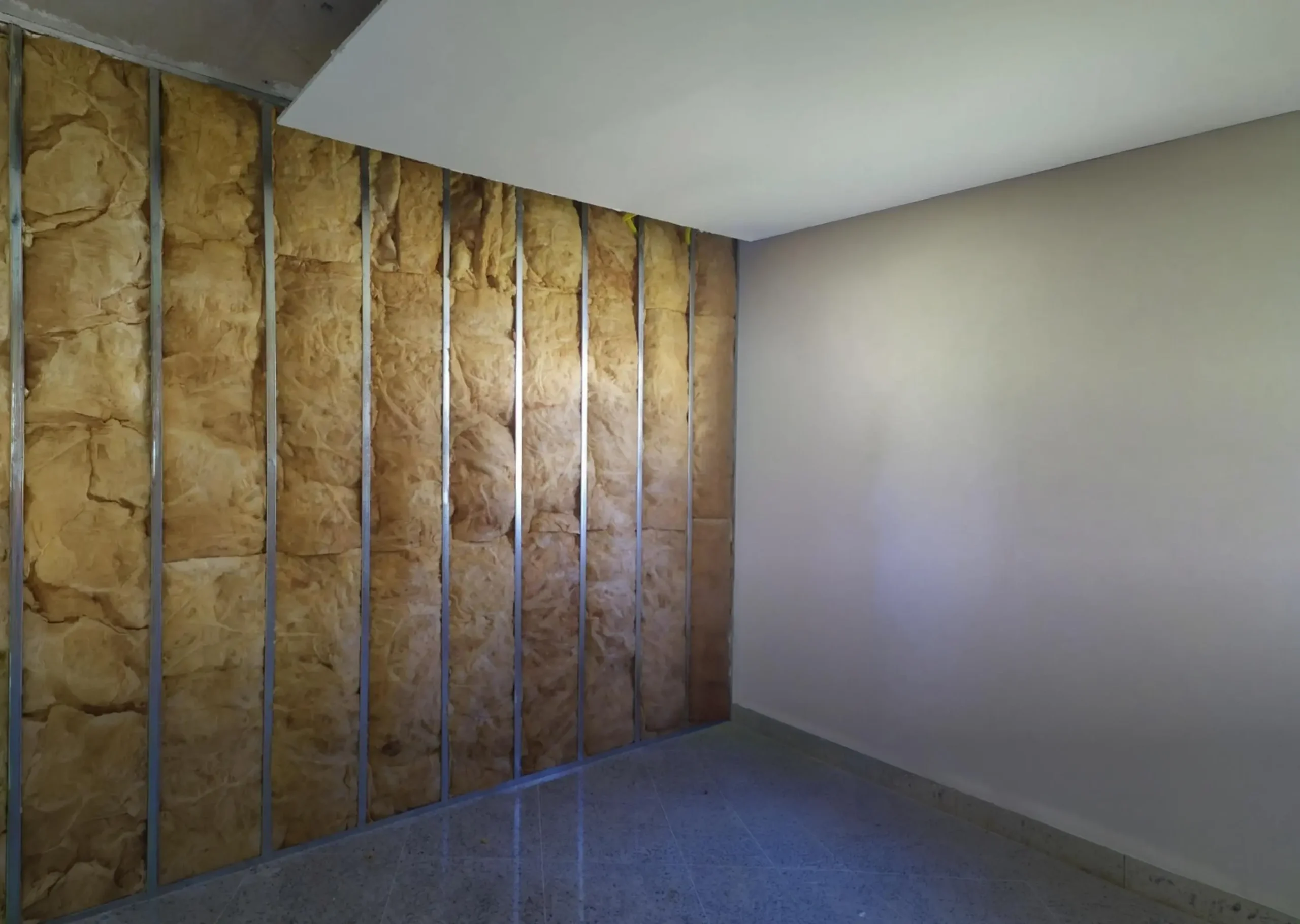 Pose d'isolation en laine de verre pour optimiser la performance thermique du logement