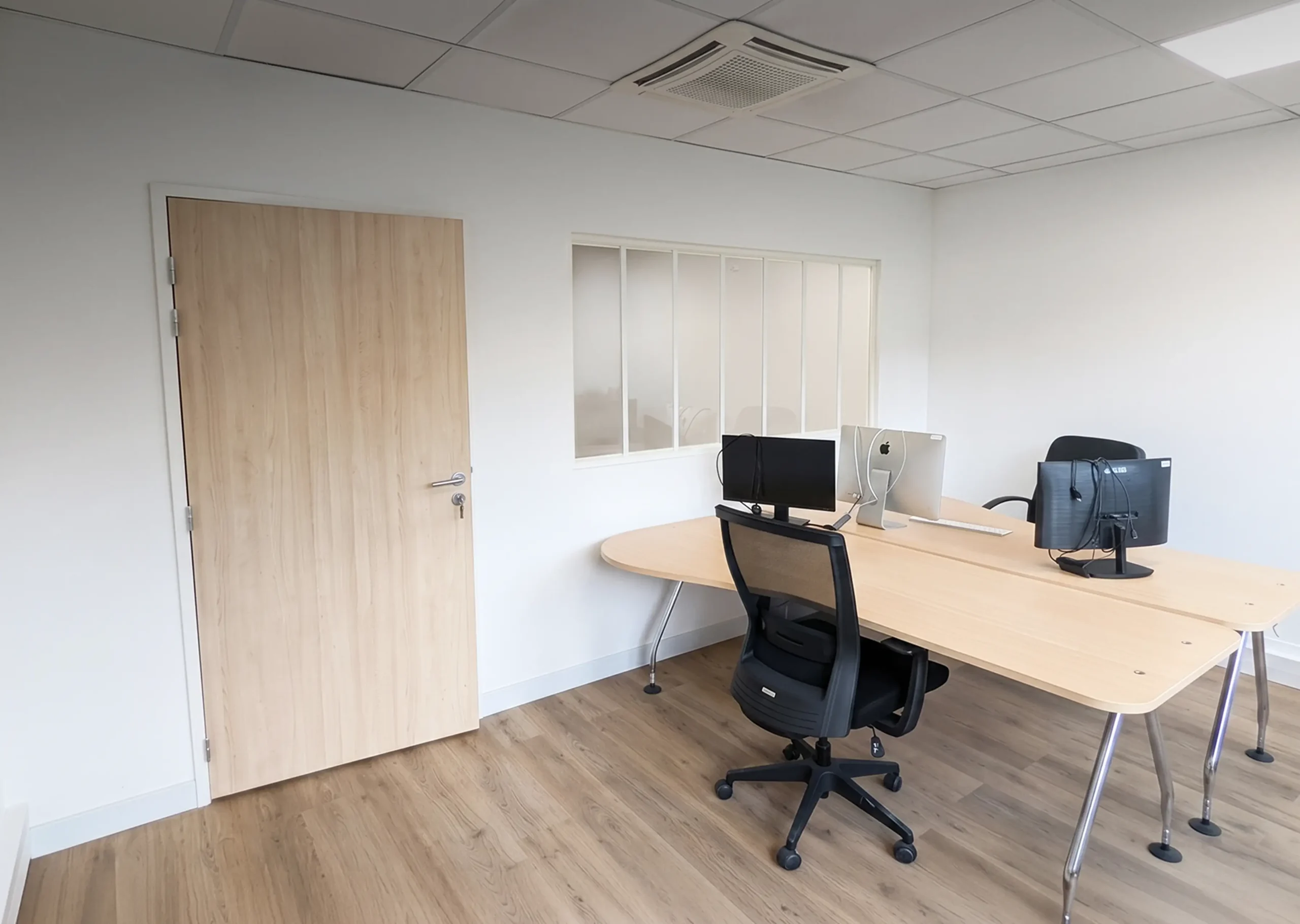 Aménagement moderne d'un bureau avec cloison vitrée et parquet en bois