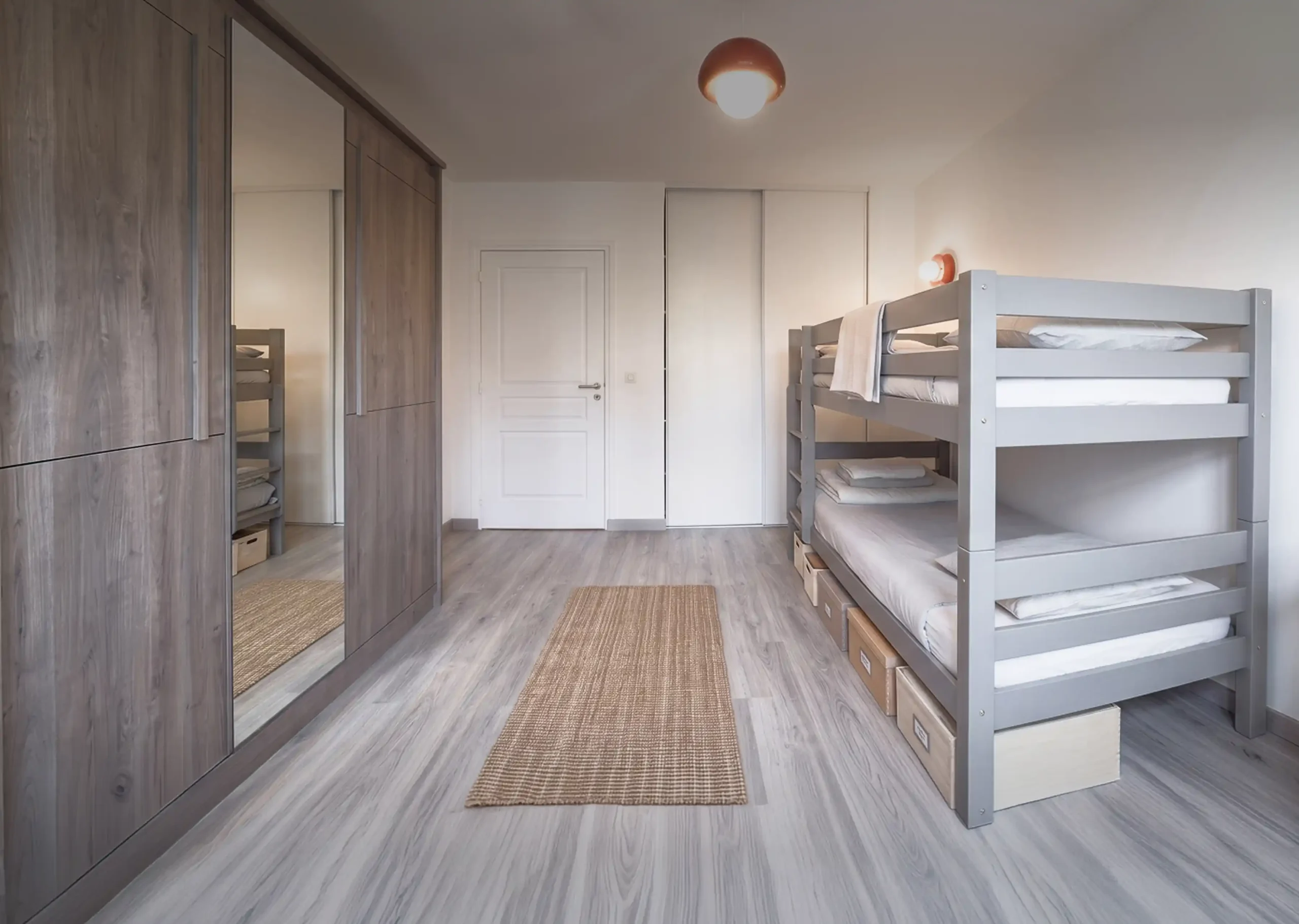 Dressing sur-mesure en bois texturé pour espace nuit - menuiserie haut de gamme