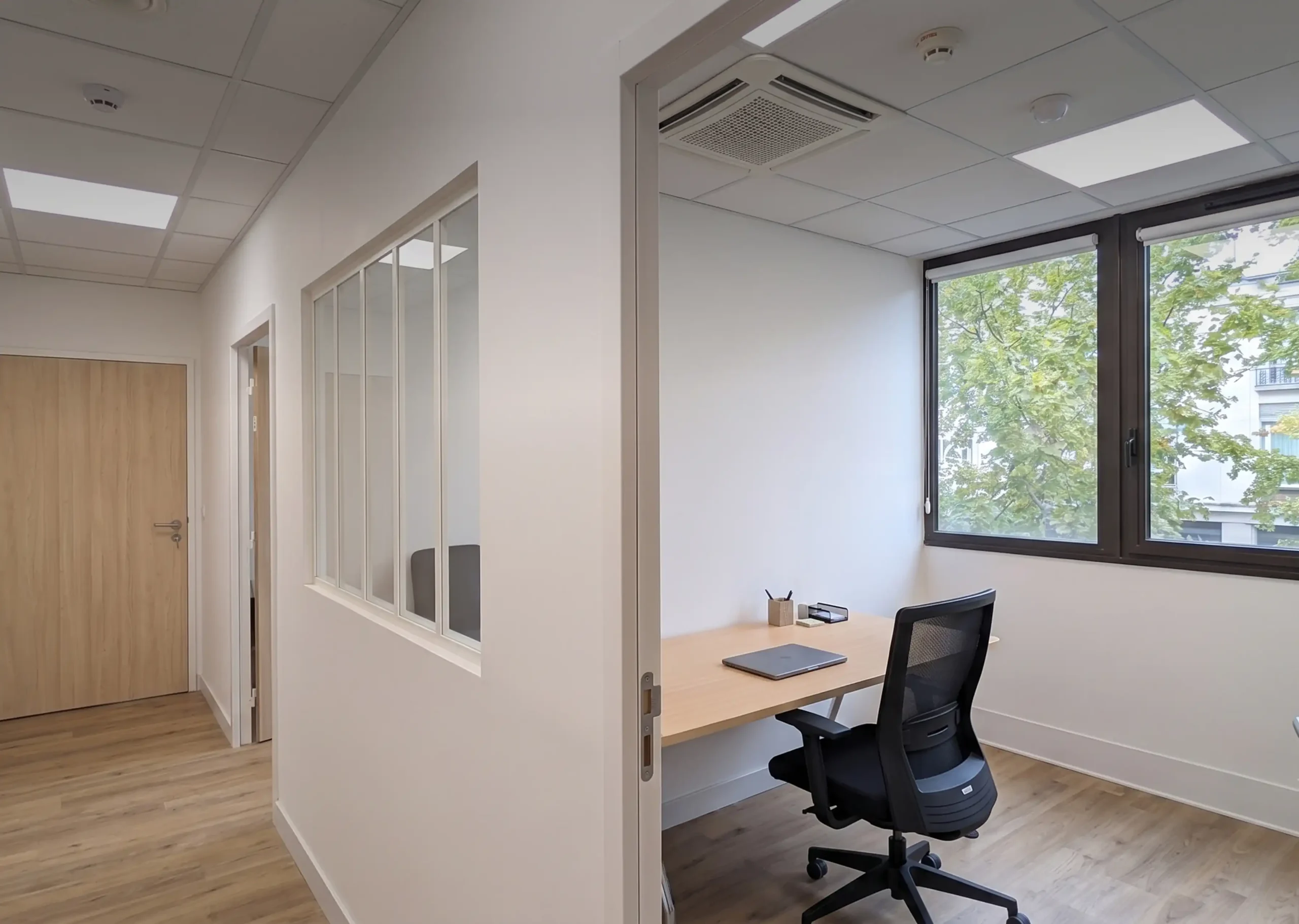 Pose de plaques de plâtre et intégration de la ventilation en faux-plafond