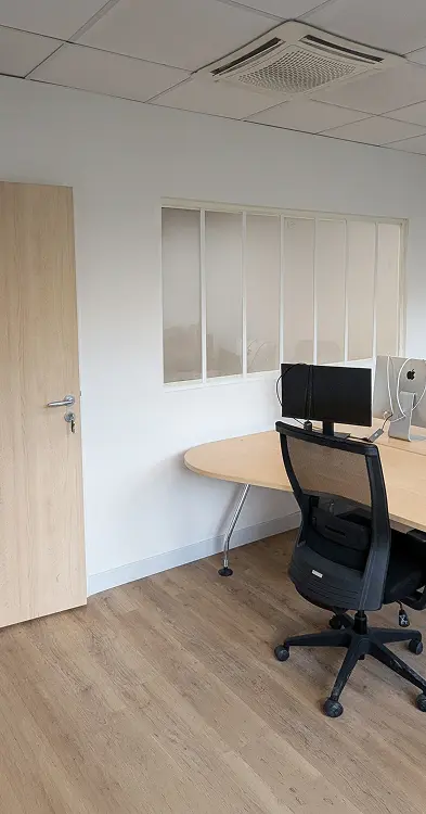 Aménagement d'un bureau moderne avec cloison vitrée et parquet en bois