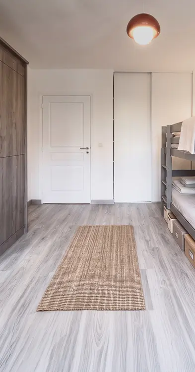 Dressing sur-mesure en bois texturé pour espace nuit - menuiserie haut de gamme