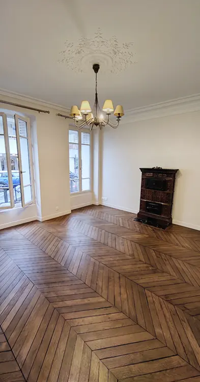 Rénovation et vitrification de parquet ancien réalisées par Helmo Rénovation