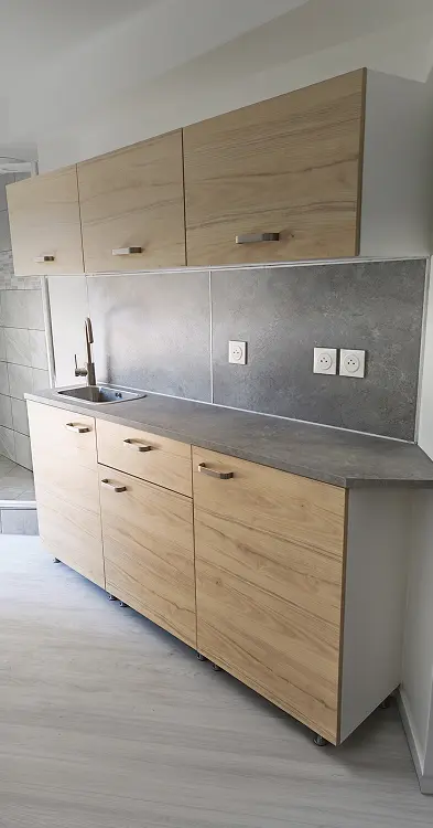 Cuisine équipée sur-mesure dans un studio rénové à Alfortville