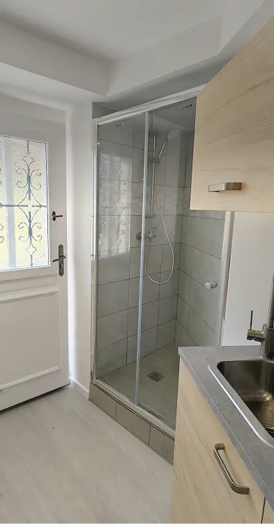 Salle d'eau moderne avec douche sur-mesure dans un studio à Alfortville