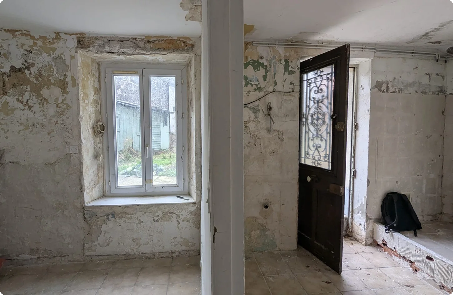 Chantier de rénovation complète d'intérieur à Alfortville (94) : démolition, isolation thermique et installation de nouvelles ouvertures.