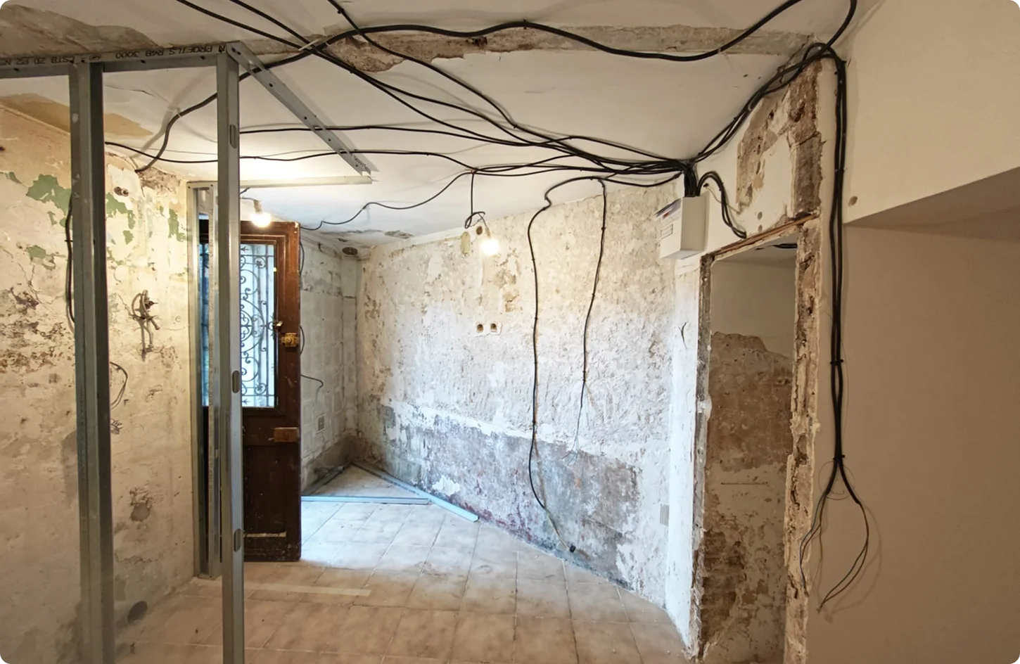 Travaux de rénovation énergétique des murs et plafonds d'un chantier à Alfortville : dépose des anciens revêtements et isolation.