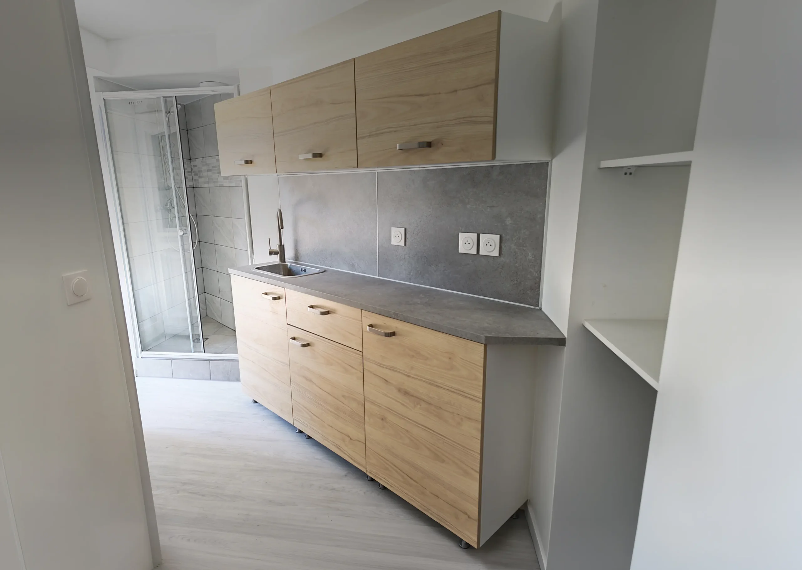 Cuisine équipée sur-mesure et moderne installée lors d'une rénovation à Alfortville
