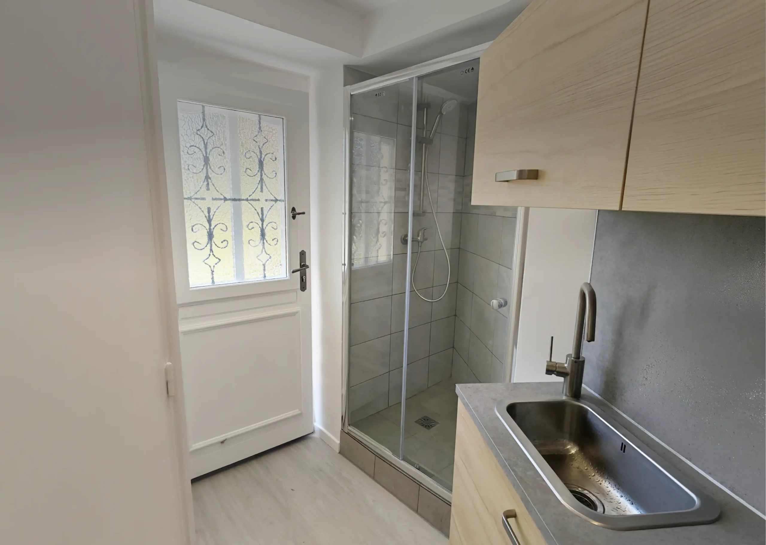Évier de cuisine moderne et finitions de rénovation sur-mesure à Alfortville