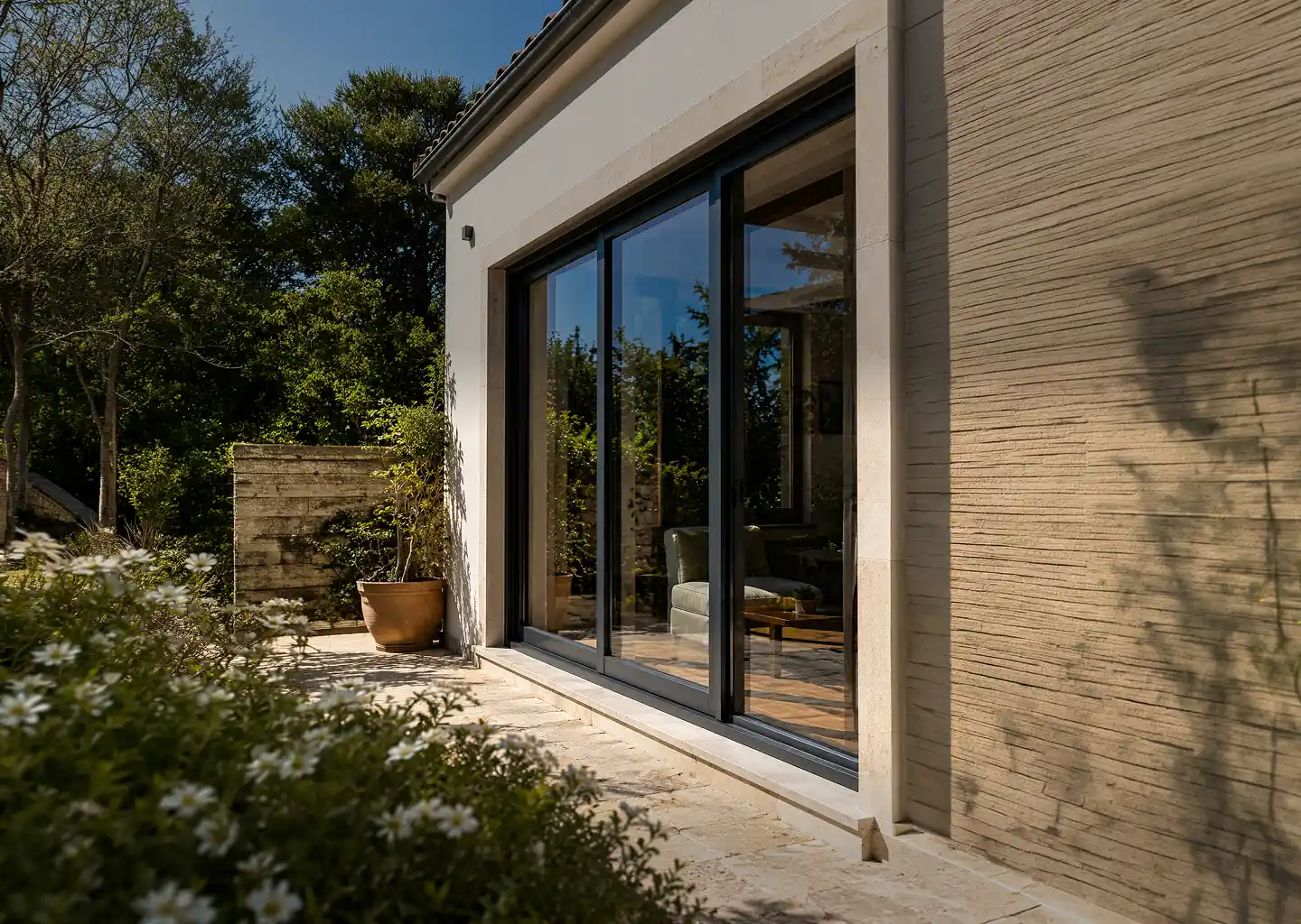 Fenêtre haute performance thermique installée sur la façade extérieure d'une maison