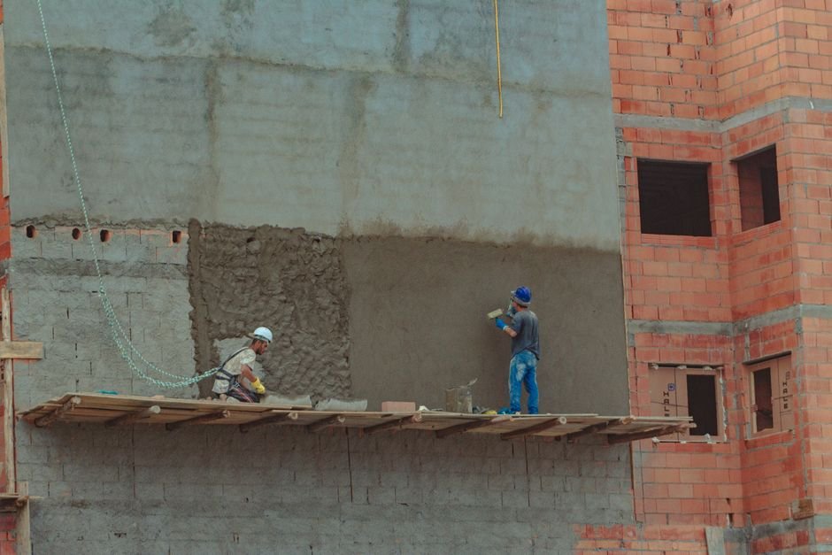 Professionnel réalisant un ravalement de façade
