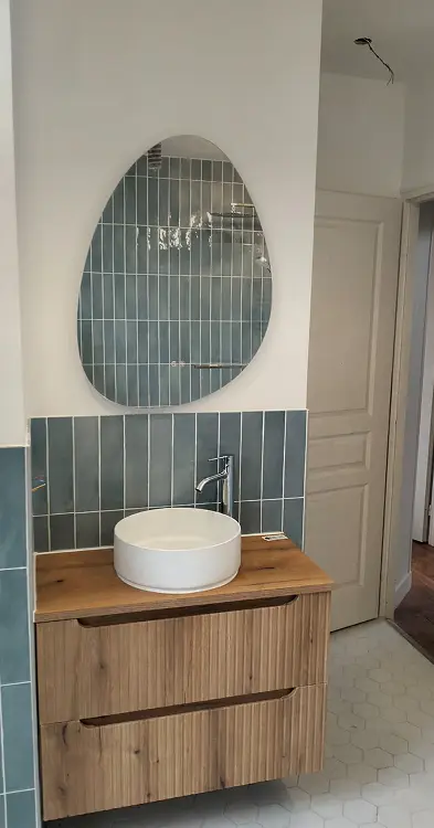 Rénovation d'une salle de bain moderne aux tons bleu et bois