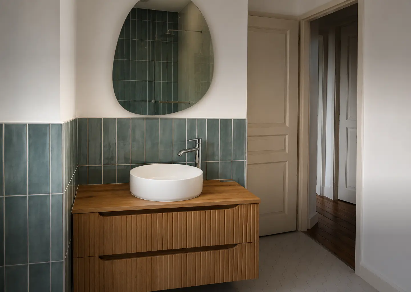 Intégration d'équipements de chauffage dans une salle de bain bleue
