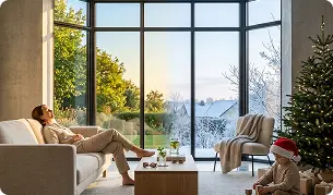 salon avec grande baie vitrée pour une ambiance lumineuse
