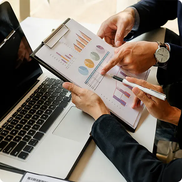 Analyse de graphiques financiers et statistiques de performance d'entreprise sur ordinateur portable