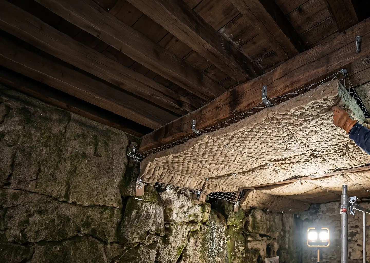 Travaux de pose d'isolation thermique dans un vide sanitaire pour rénovation énergétique