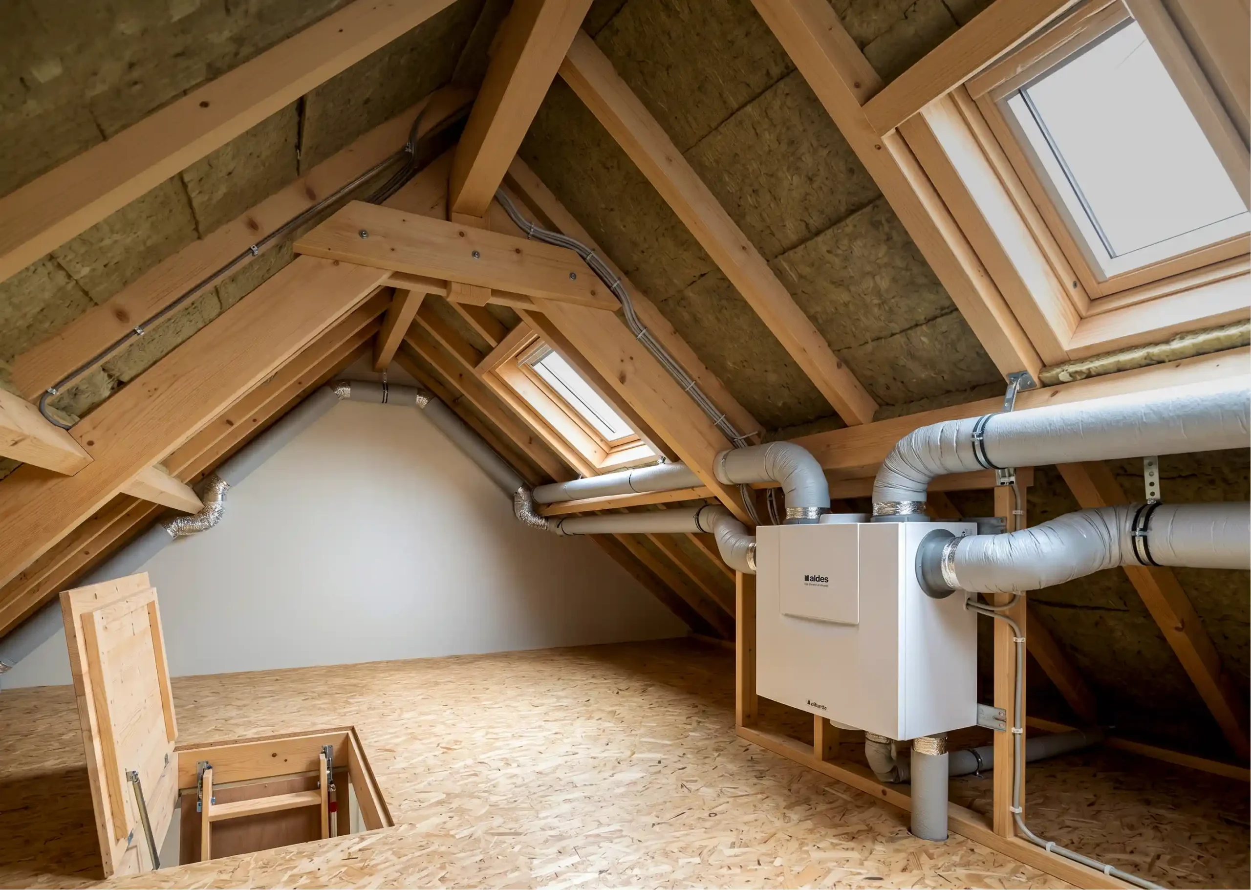 Installation d'un caisson de VMC simple flux dans des combles perdus pour l'optimisation de la ventilation