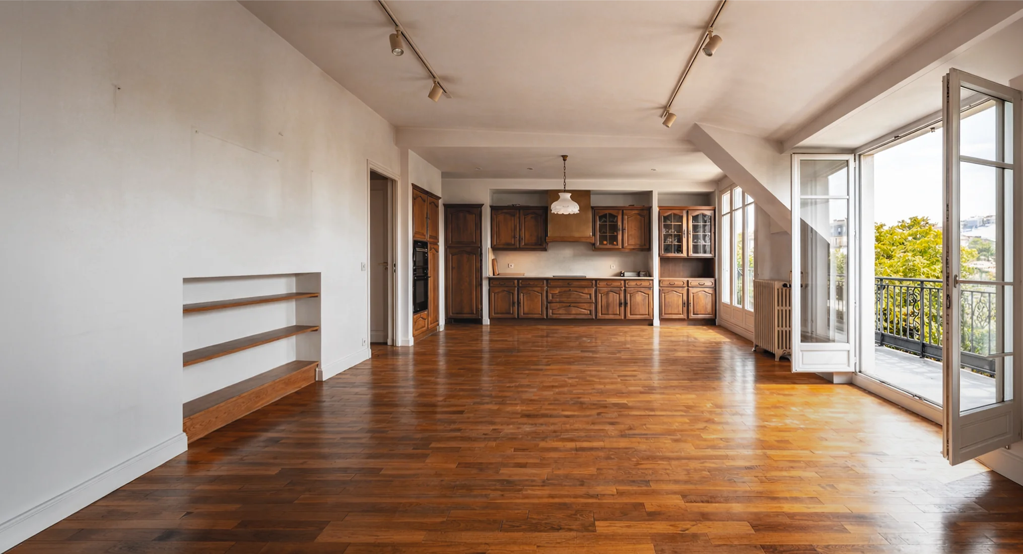 Appartement ancien avant rénovation, cuisine en bois massif et parquet