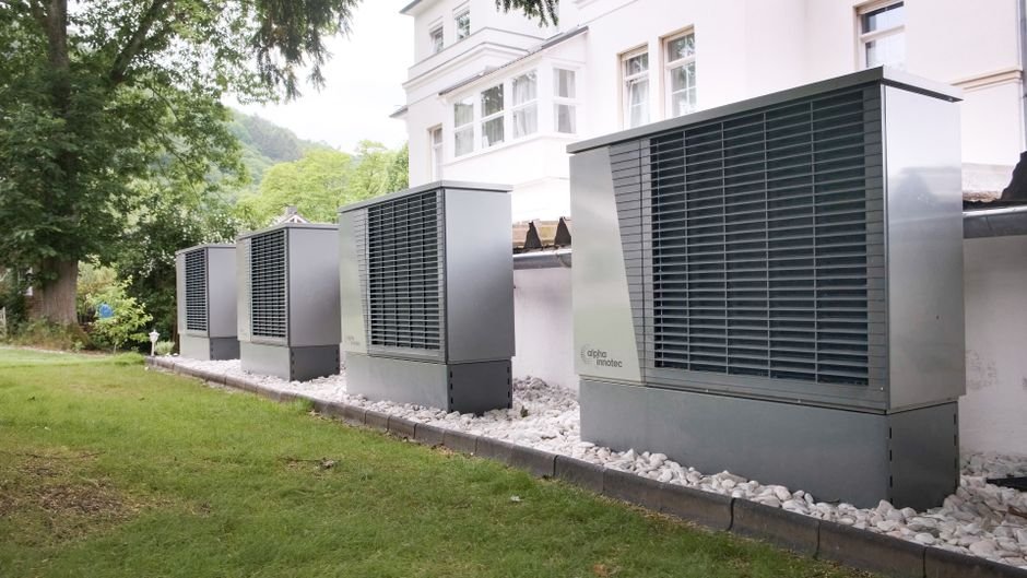 Technicien installant une pompe à chaleur air-eau