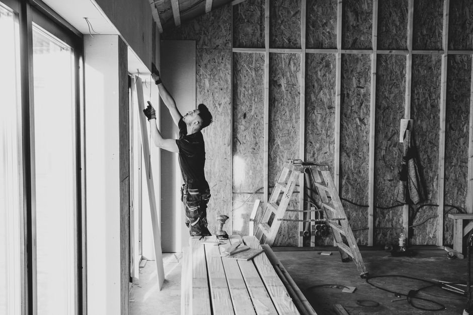 Pose de panneaux pour isolation murs intérieurs