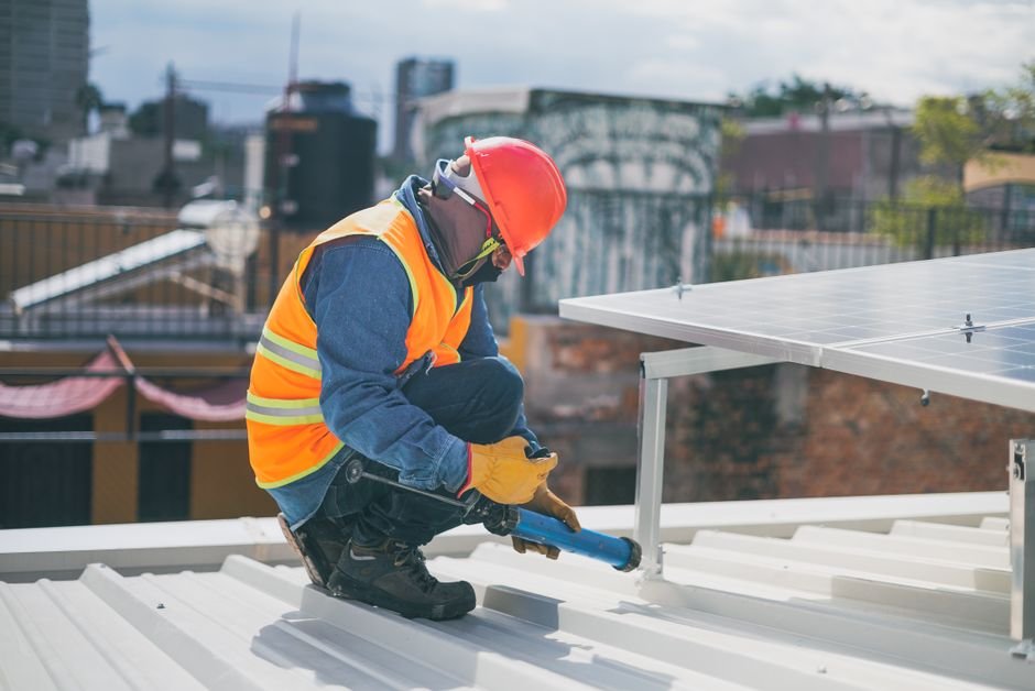 Technicien réalisant une isolation thermique
