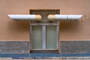 Installation d'une VMC autoréglable sur une façade