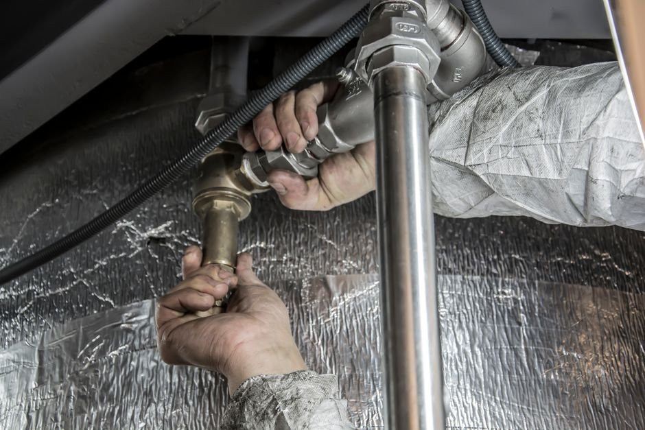 Technicien installant un adoucisseur d'eau