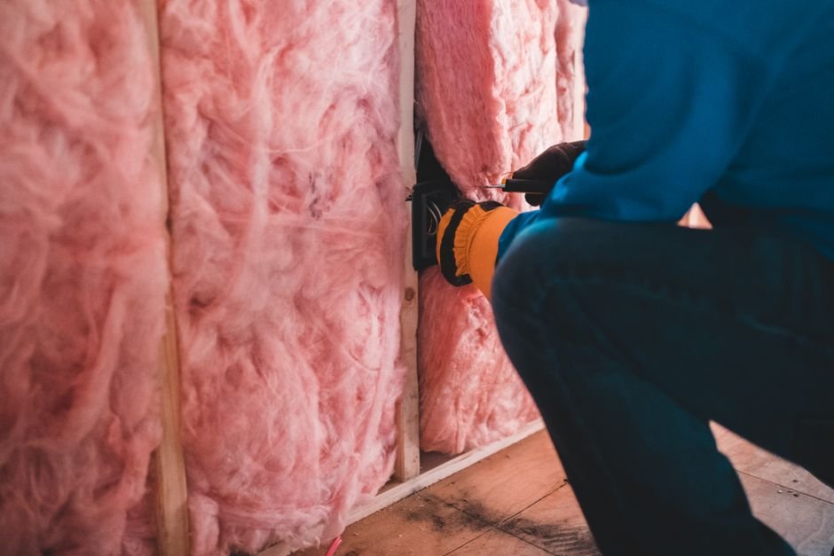 Artisan réalisant des travaux d'isolation